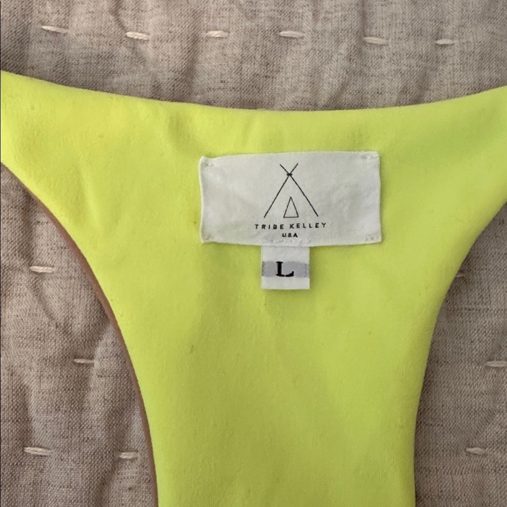 Neutral Taupe Seamless Sports Bra With Contrast Trim — image 3 of 6